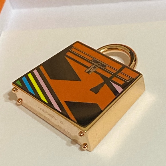 NEW HERMÈS CURIOSITE KELLY LAQUE H
VIBRATION CHARM - Picture 2 of 16